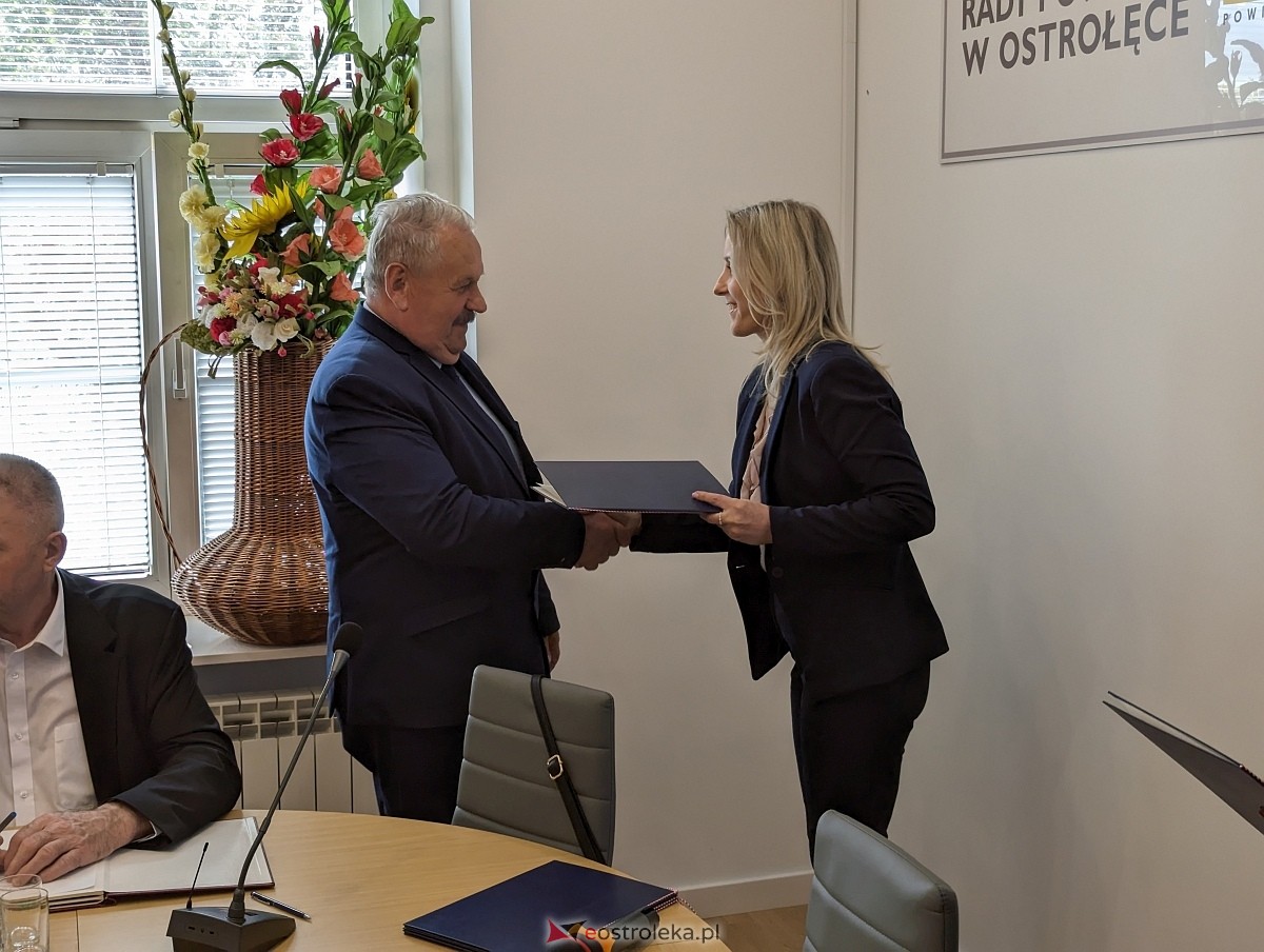 Sesja rady powiatu ostrołęckiego [07.05.2024] - zdjęcie #21 - eOstroleka.pl