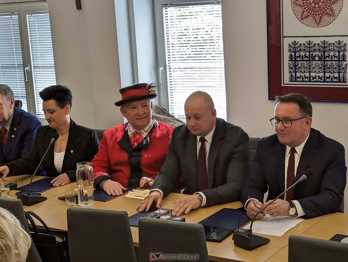 Sesja rady powiatu ostrołęckiego [07.05.2024] - zdjęcie #9 - eOstroleka.pl