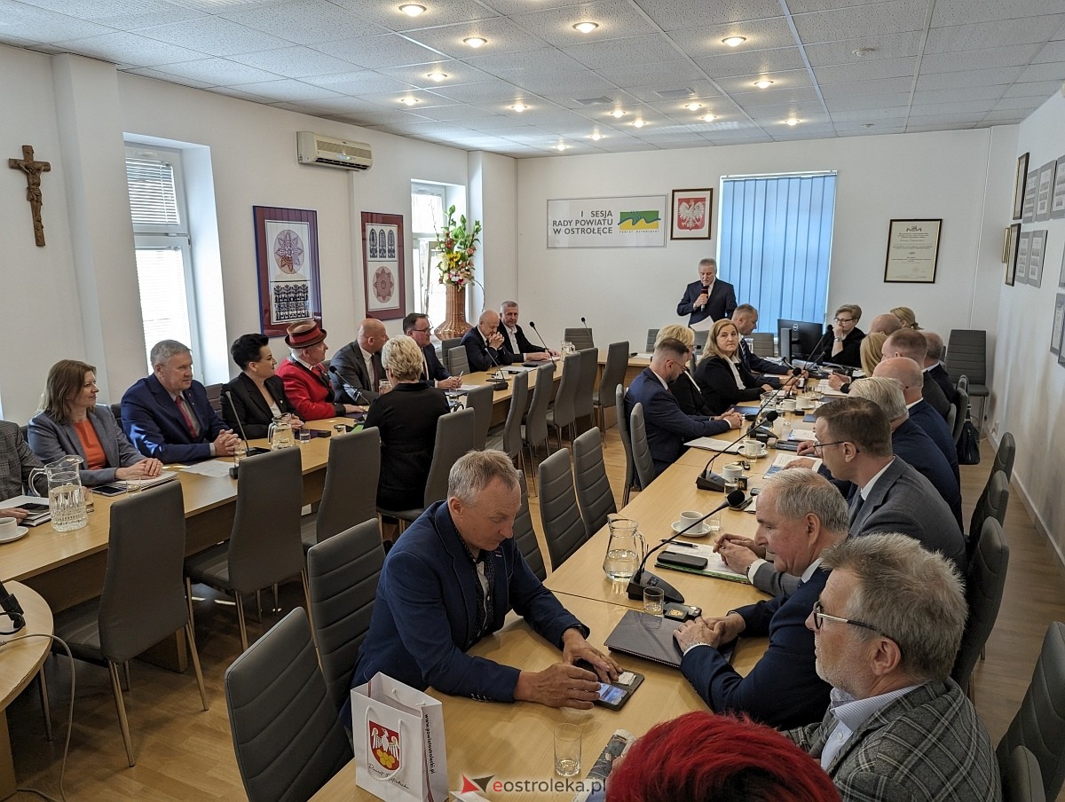 Sesja rady powiatu ostrołęckiego [07.05.2024] - zdjęcie #8 - eOstroleka.pl