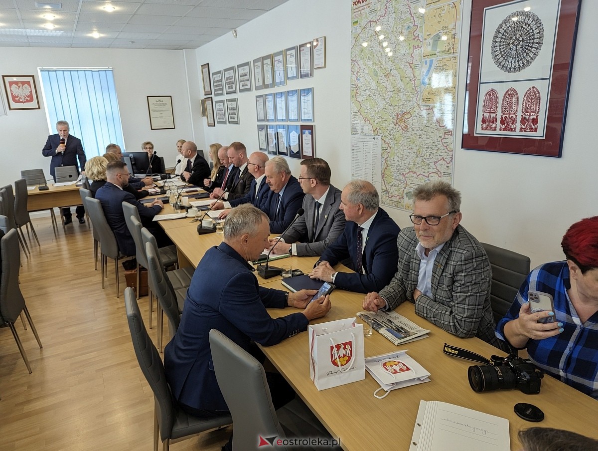Sesja rady powiatu ostrołęckiego [07.05.2024] - zdjęcie #7 - eOstroleka.pl