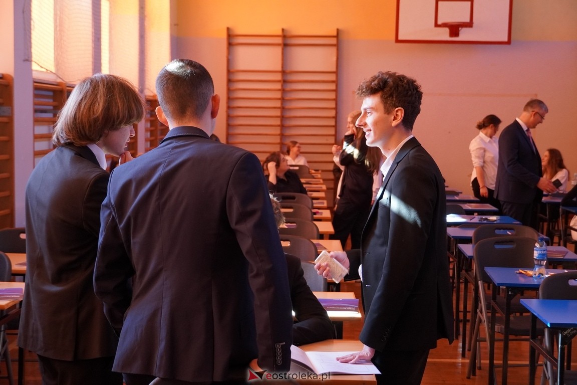 Matura 2024 w Ostrołęce - matematyka, egzamin w ZSZ nr 2 i II LO [08.05.2024] - zdjęcie #61 - eOstroleka.pl