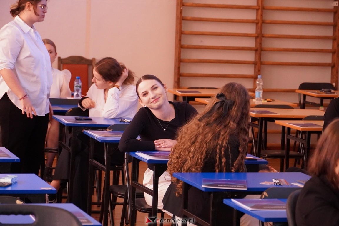 Matura 2024 w Ostrołęce - matematyka, egzamin w ZSZ nr 2 i II LO [08.05.2024] - zdjęcie #60 - eOstroleka.pl