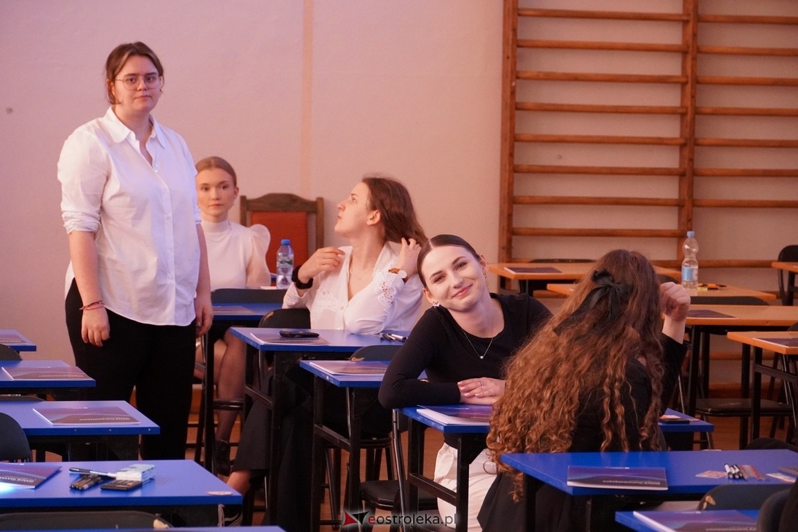 Matura 2024 w Ostrołęce - matematyka, egzamin w ZSZ nr 2 i II LO [08.05.2024] - zdjęcie #59 - eOstroleka.pl