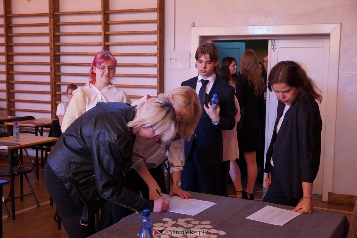 Matura 2024 w Ostrołęce - matematyka, egzamin w ZSZ nr 2 i II LO [08.05.2024] - zdjęcie #58 - eOstroleka.pl