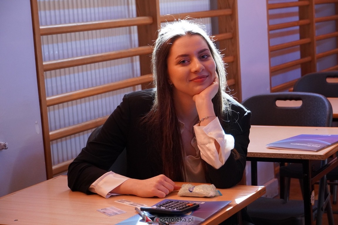 Matura 2024 w Ostrołęce - matematyka, egzamin w ZSZ nr 2 i II LO [08.05.2024] - zdjęcie #57 - eOstroleka.pl