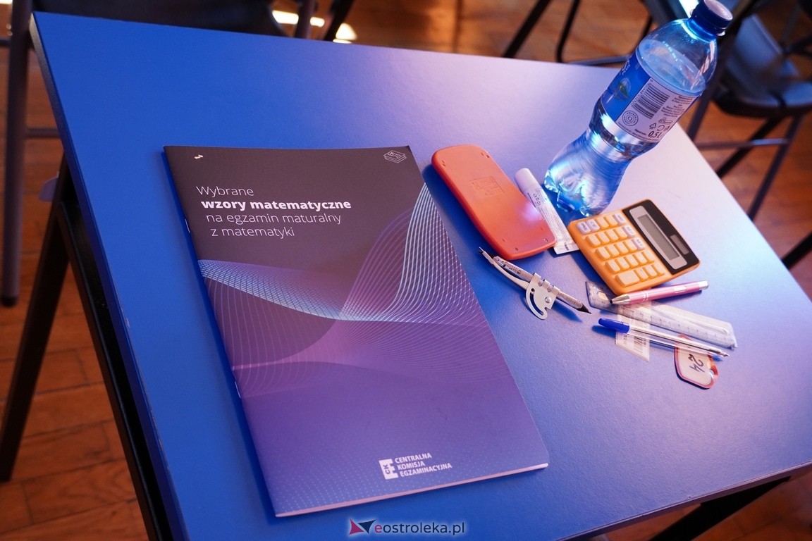 Matura 2024 w Ostrołęce - matematyka, egzamin w ZSZ nr 2 i II LO [08.05.2024] - zdjęcie #53 - eOstroleka.pl