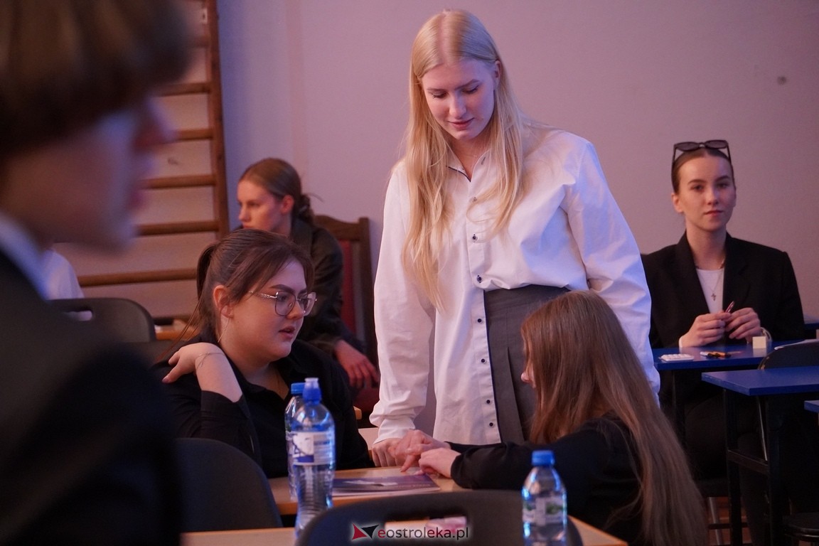 Matura 2024 w Ostrołęce - matematyka, egzamin w ZSZ nr 2 i II LO [08.05.2024] - zdjęcie #49 - eOstroleka.pl