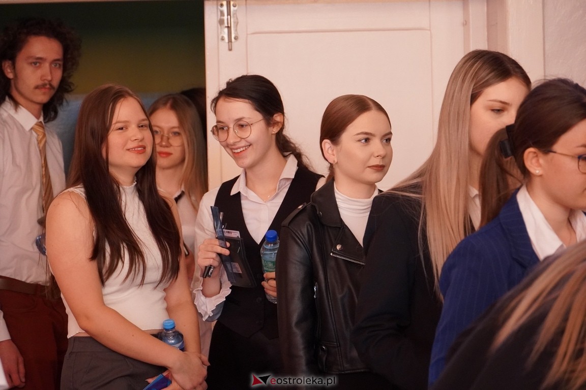 Matura 2024 w Ostrołęce - matematyka, egzamin w ZSZ nr 2 i II LO [08.05.2024] - zdjęcie #44 - eOstroleka.pl