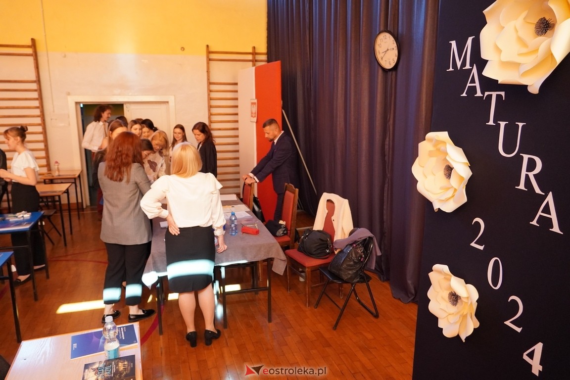 Matura 2024 w Ostrołęce - matematyka, egzamin w ZSZ nr 2 i II LO [08.05.2024] - zdjęcie #43 - eOstroleka.pl