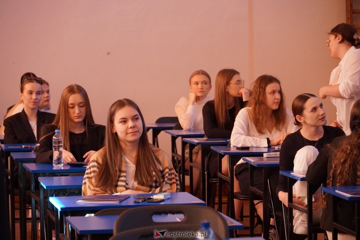 Matura 2024 w Ostrołęce - matematyka, egzamin w ZSZ nr 2 i II LO [08.05.2024] - zdjęcie #39 - eOstroleka.pl