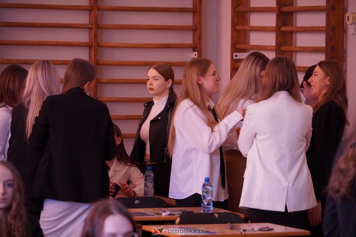 Matura 2024 w Ostrołęce - matematyka, egzamin w ZSZ nr 2 i II LO [08.05.2024] - zdjęcie #38 - eOstroleka.pl