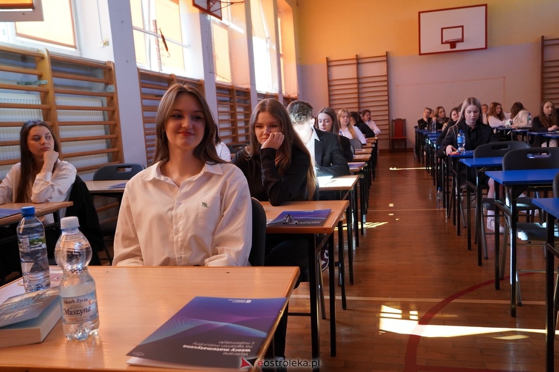 Matura 2024 w Ostrołęce - matematyka, egzamin w ZSZ nr 2 i II LO [08.05.2024] - zdjęcie #34 - eOstroleka.pl