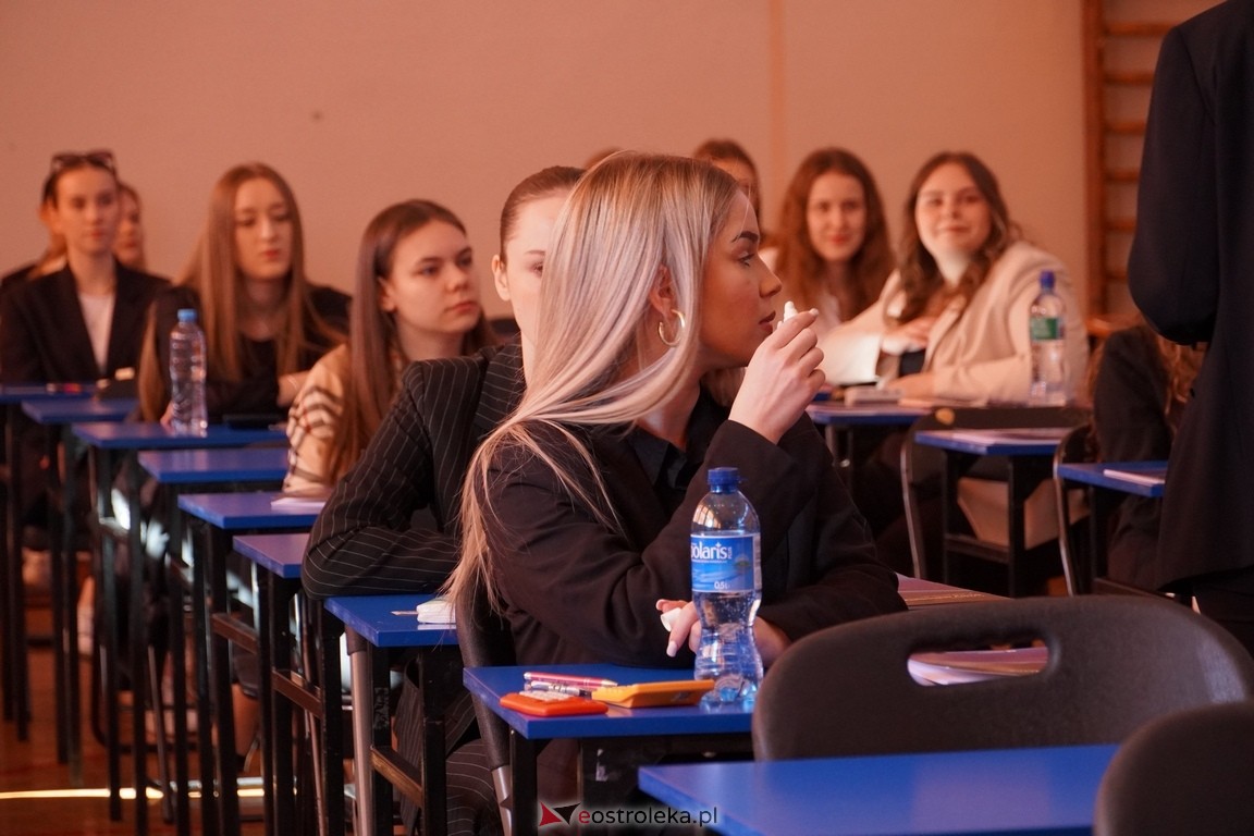 Matura 2024 w Ostrołęce - matematyka, egzamin w ZSZ nr 2 i II LO [08.05.2024] - zdjęcie #33 - eOstroleka.pl