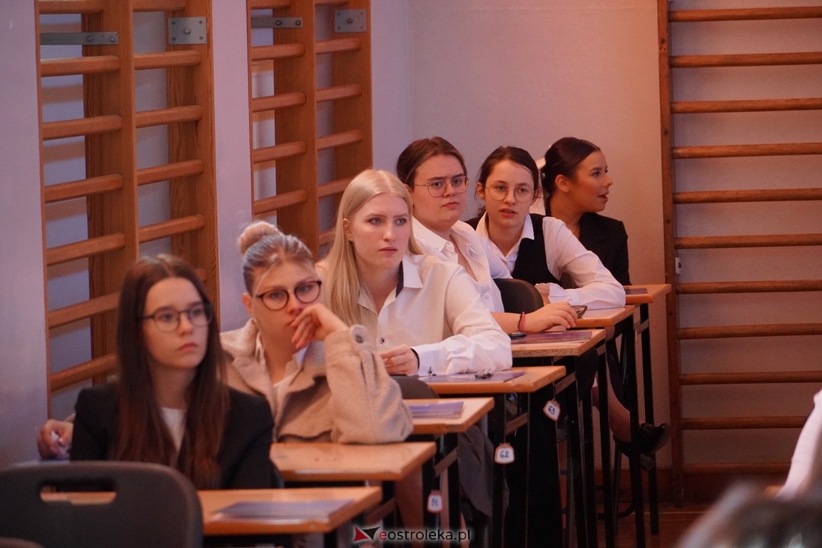 Matura 2024 w Ostrołęce - matematyka, egzamin w ZSZ nr 2 i II LO [08.05.2024] - zdjęcie #32 - eOstroleka.pl