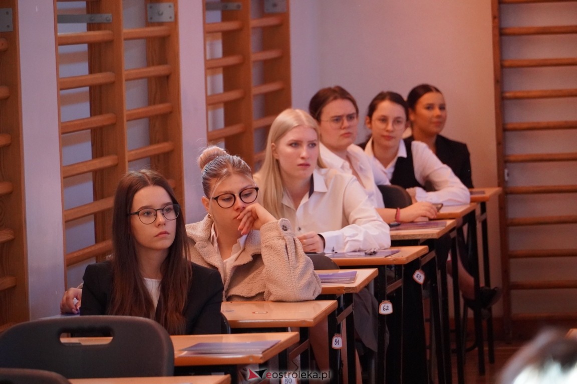 Matura 2024 w Ostrołęce - matematyka, egzamin w ZSZ nr 2 i II LO [08.05.2024] - zdjęcie #31 - eOstroleka.pl