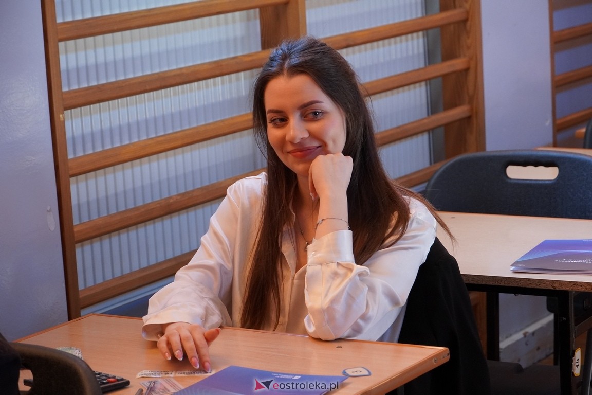Matura 2024 w Ostrołęce - matematyka, egzamin w ZSZ nr 2 i II LO [08.05.2024] - zdjęcie #29 - eOstroleka.pl
