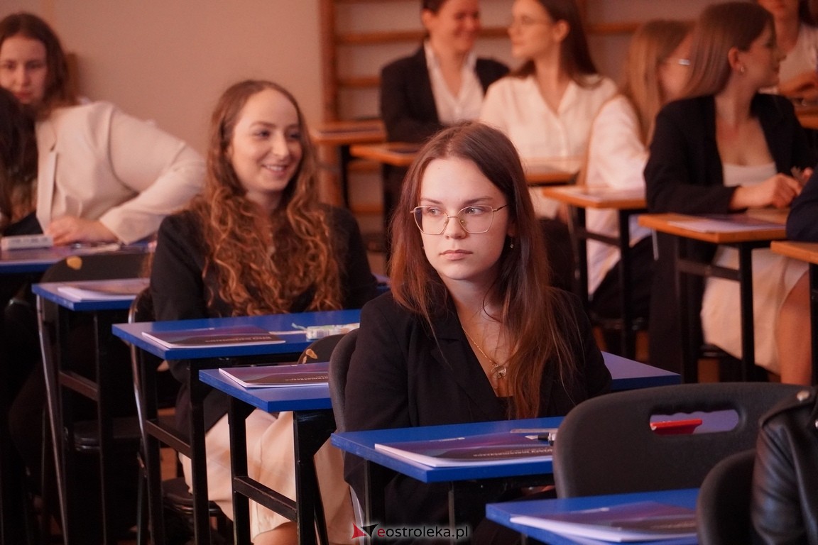 Matura 2024 w Ostrołęce - matematyka, egzamin w ZSZ nr 2 i II LO [08.05.2024] - zdjęcie #28 - eOstroleka.pl