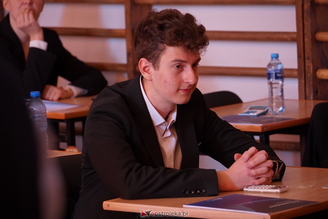 Matura 2024 w Ostrołęce - matematyka, egzamin w ZSZ nr 2 i II LO [08.05.2024] - zdjęcie #27 - eOstroleka.pl