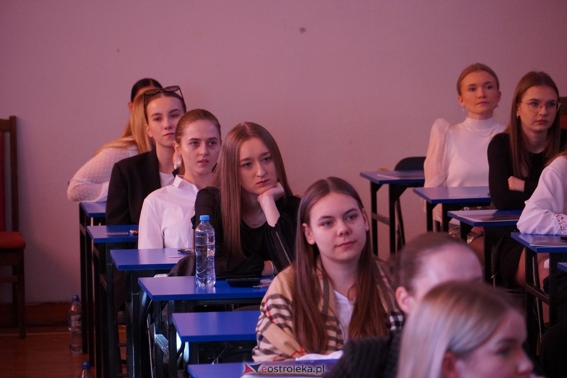 Matura 2024 w Ostrołęce - matematyka, egzamin w ZSZ nr 2 i II LO [08.05.2024] - zdjęcie #26 - eOstroleka.pl
