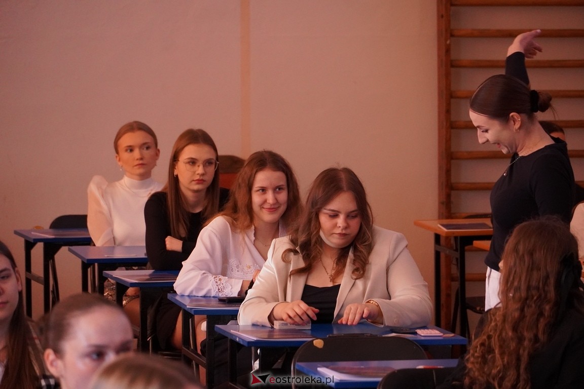 Matura 2024 w Ostrołęce - matematyka, egzamin w ZSZ nr 2 i II LO [08.05.2024] - zdjęcie #25 - eOstroleka.pl