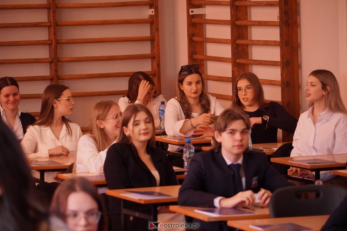 Matura 2024 w Ostrołęce - matematyka, egzamin w ZSZ nr 2 i II LO [08.05.2024] - zdjęcie #24 - eOstroleka.pl