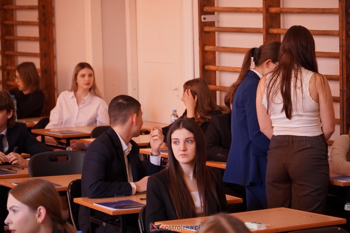 Matura 2024 w Ostrołęce - matematyka, egzamin w ZSZ nr 2 i II LO [08.05.2024] - zdjęcie #23 - eOstroleka.pl
