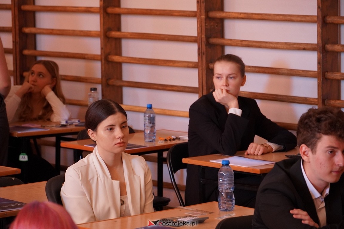 Matura 2024 w Ostrołęce - matematyka, egzamin w ZSZ nr 2 i II LO [08.05.2024] - zdjęcie #22 - eOstroleka.pl