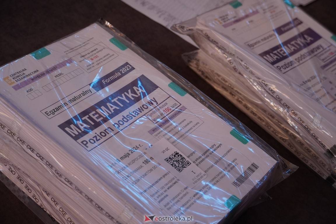 Matura 2024 w Ostrołęce - matematyka, egzamin w ZSZ nr 2 i II LO [08.05.2024] - zdjęcie #18 - eOstroleka.pl