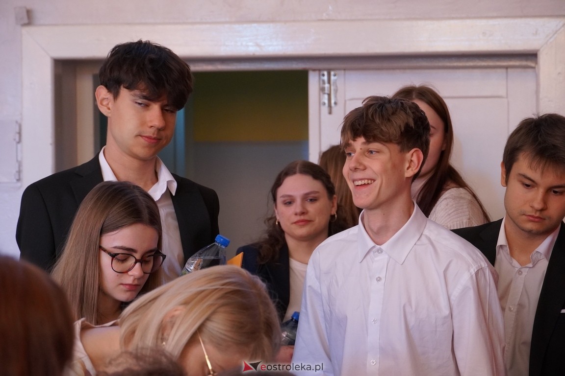 Matura 2024 w Ostrołęce - matematyka, egzamin w ZSZ nr 2 i II LO [08.05.2024] - zdjęcie #17 - eOstroleka.pl