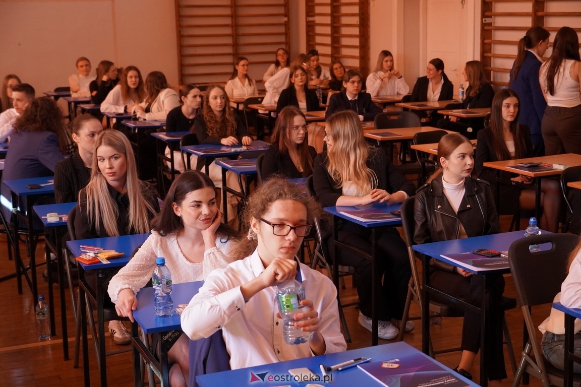 Matura 2024 w Ostrołęce - matematyka, egzamin w ZSZ nr 2 i II LO [08.05.2024] - zdjęcie #16 - eOstroleka.pl