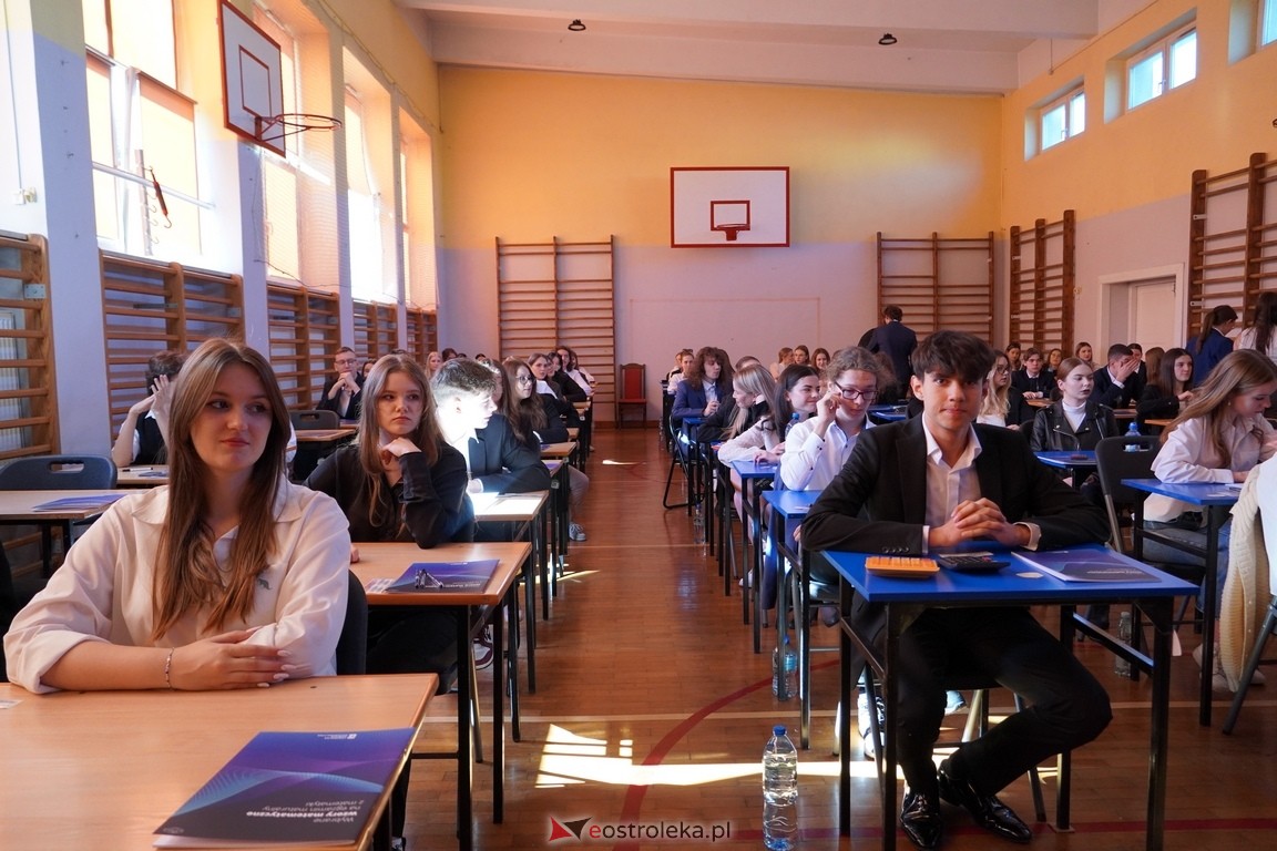 Matura 2024 w Ostrołęce - matematyka, egzamin w ZSZ nr 2 i II LO [08.05.2024] - zdjęcie #15 - eOstroleka.pl