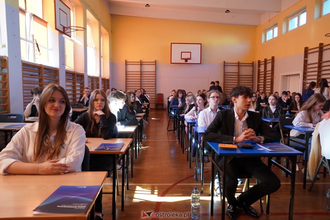 Matura 2024 w Ostrołęce - matematyka, egzamin w ZSZ nr 2 i II LO [08.05.2024] - zdjęcie #14 - eOstroleka.pl