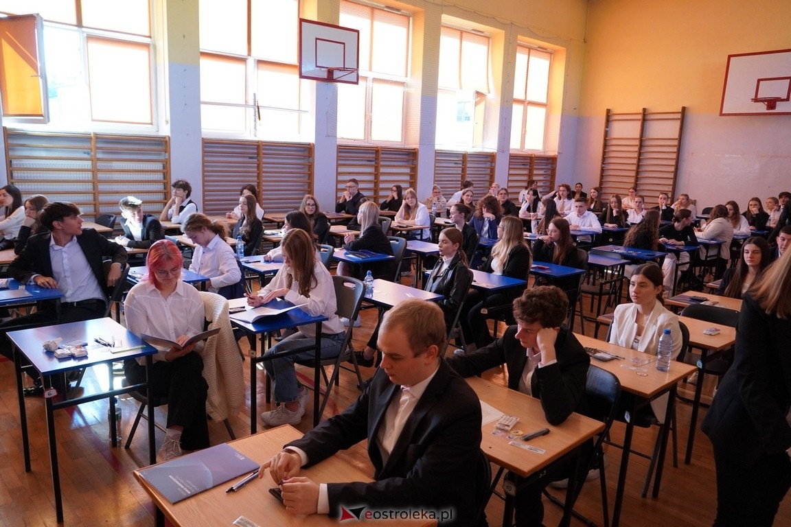 Matura 2024 w Ostrołęce - matematyka, egzamin w ZSZ nr 2 i II LO [08.05.2024] - zdjęcie #13 - eOstroleka.pl