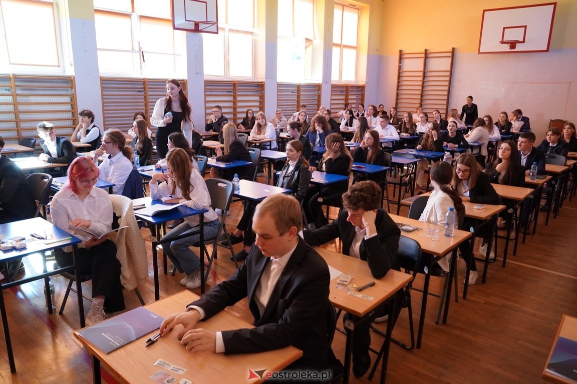 Matura 2024 w Ostrołęce - matematyka, egzamin w ZSZ nr 2 i II LO [08.05.2024] - zdjęcie #12 - eOstroleka.pl