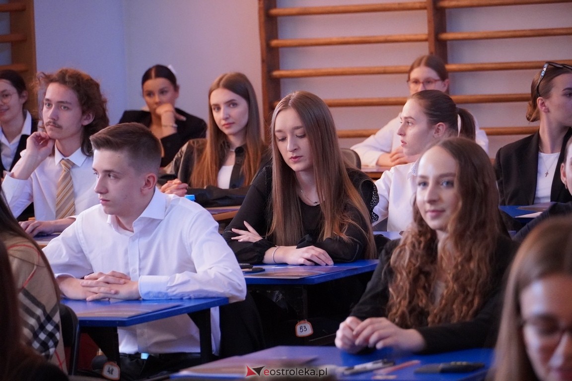 Matura 2024 w Ostrołęce - matematyka, egzamin w ZSZ nr 2 i II LO [08.05.2024] - zdjęcie #11 - eOstroleka.pl