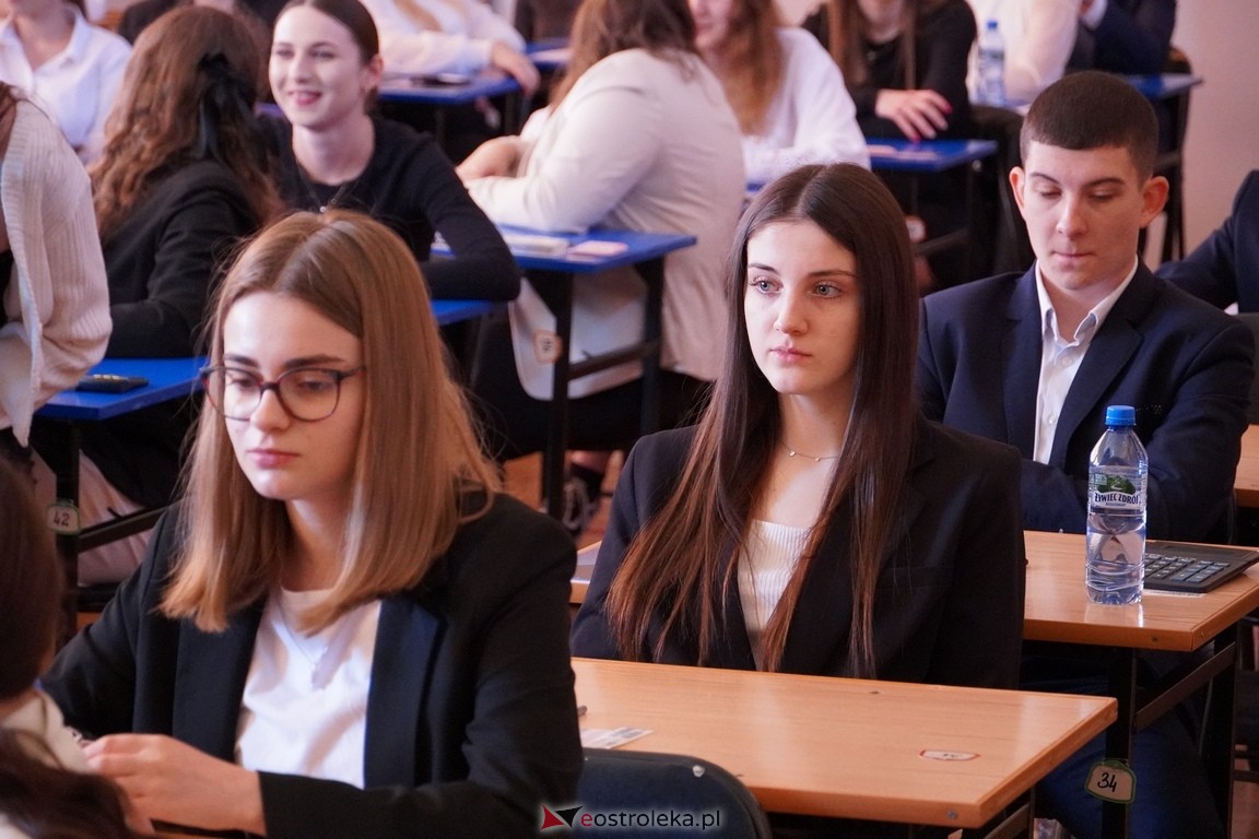 Matura 2024 w Ostrołęce - matematyka, egzamin w ZSZ nr 2 i II LO [08.05.2024] - zdjęcie #10 - eOstroleka.pl