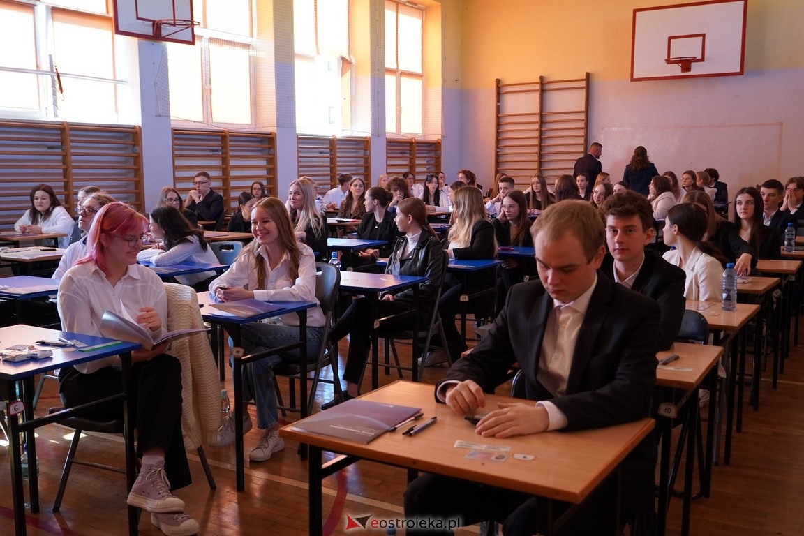 Matura 2024 w Ostrołęce - matematyka, egzamin w ZSZ nr 2 i II LO [08.05.2024] - zdjęcie #9 - eOstroleka.pl