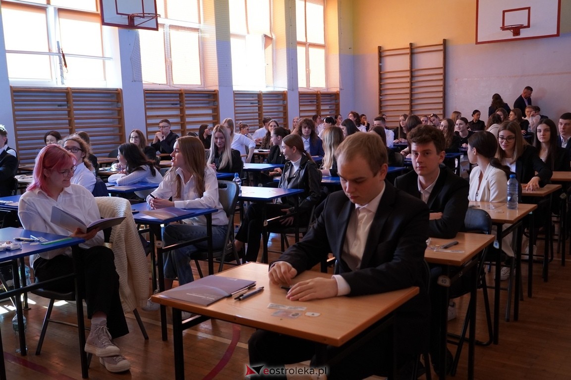 Matura 2024 w Ostrołęce - matematyka, egzamin w ZSZ nr 2 i II LO [08.05.2024] - zdjęcie #8 - eOstroleka.pl
