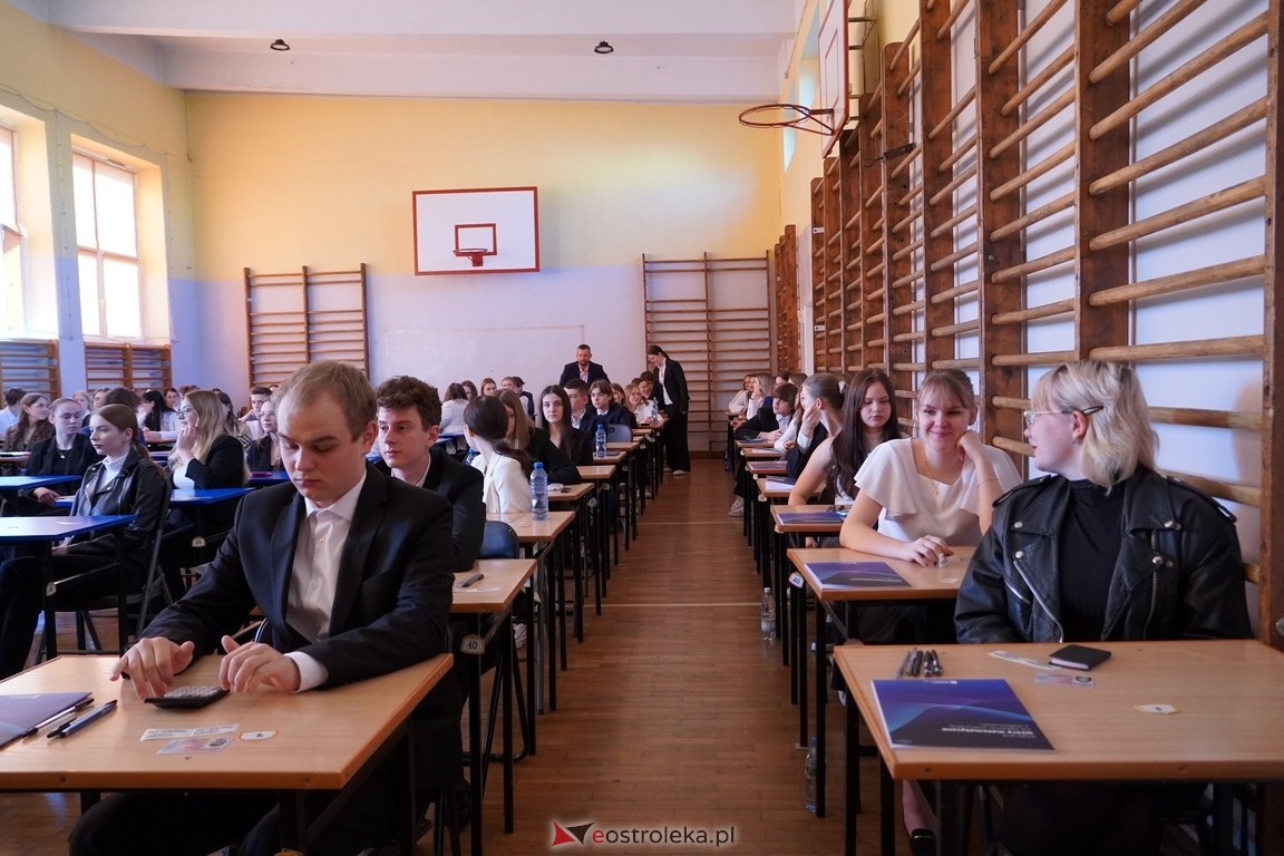 Matura 2024 w Ostrołęce - matematyka, egzamin w ZSZ nr 2 i II LO [08.05.2024] - zdjęcie #6 - eOstroleka.pl