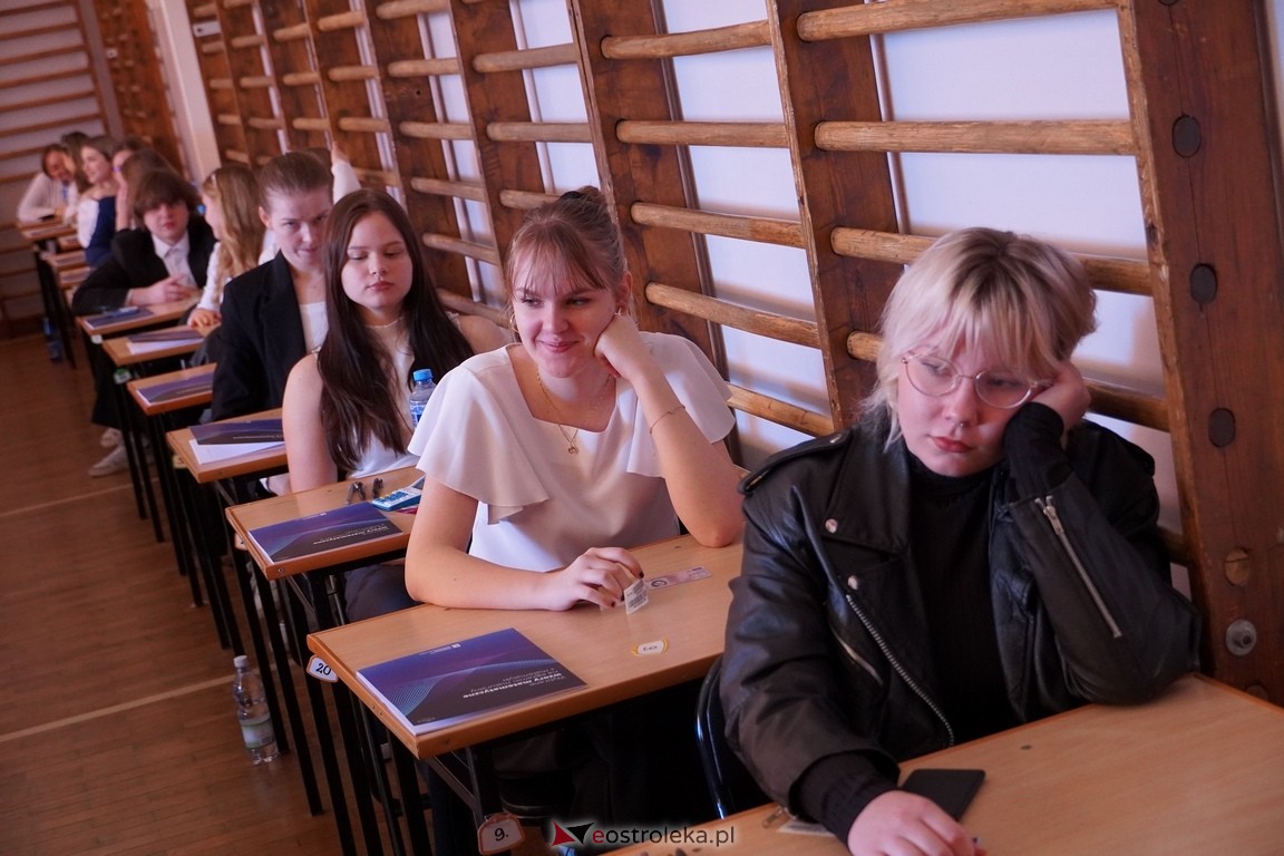 Matura 2024 w Ostrołęce - matematyka, egzamin w ZSZ nr 2 i II LO [08.05.2024] - zdjęcie #5 - eOstroleka.pl