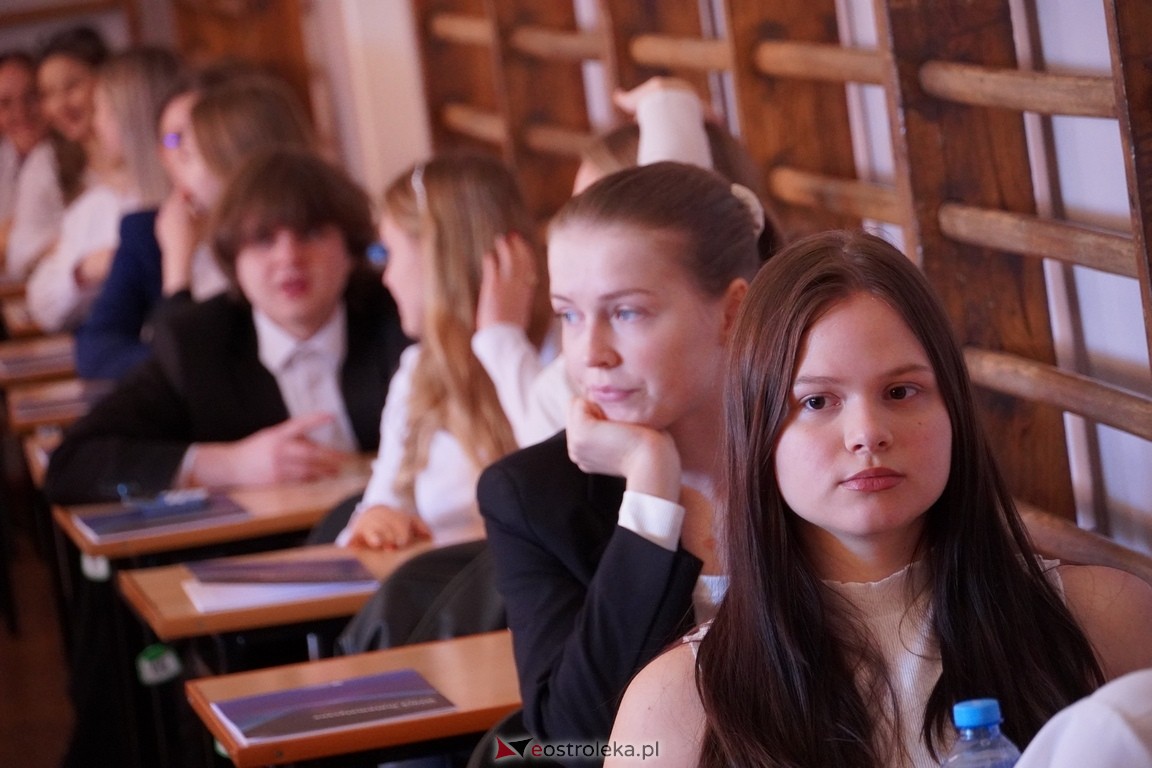 Matura 2024 w Ostrołęce - matematyka, egzamin w ZSZ nr 2 i II LO [08.05.2024] - zdjęcie #4 - eOstroleka.pl