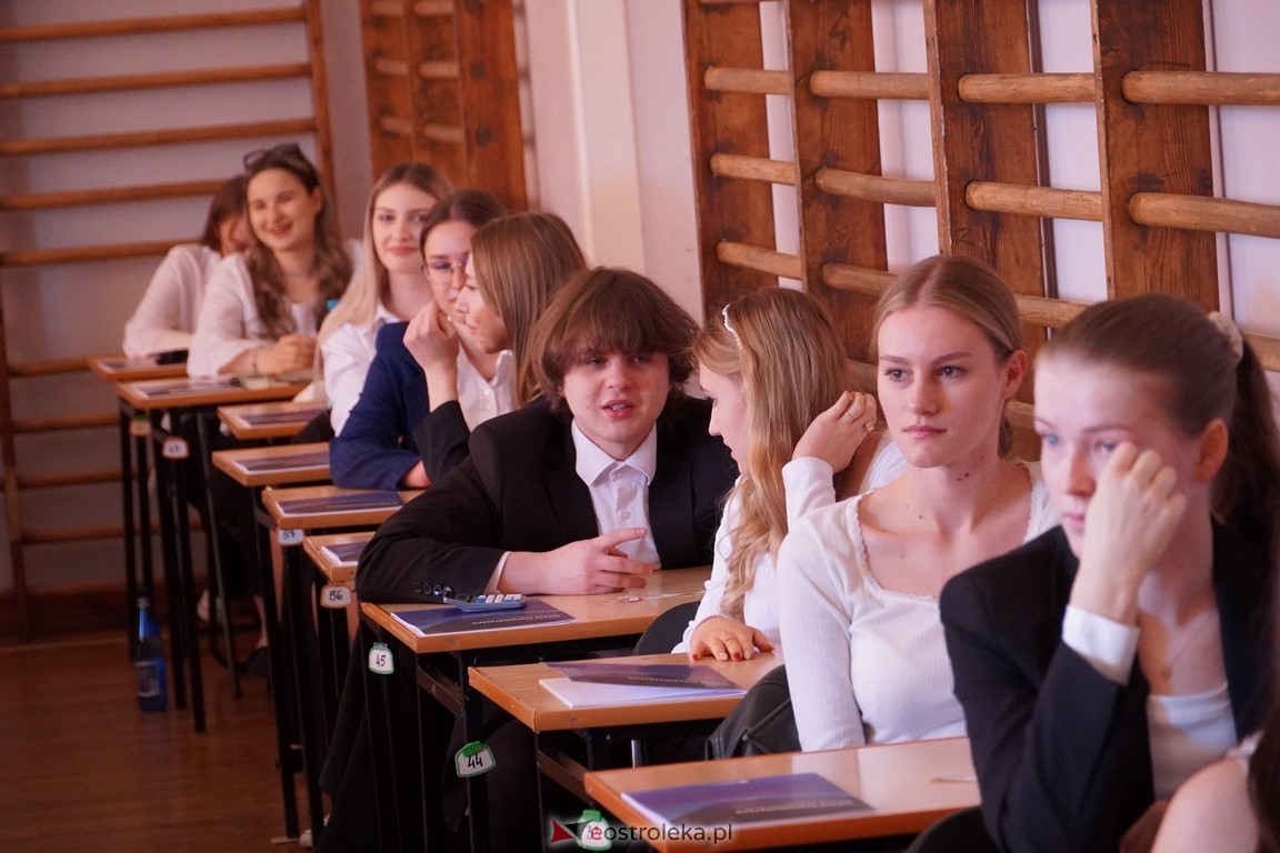 Matura 2024 w Ostrołęce - matematyka, egzamin w ZSZ nr 2 i II LO [08.05.2024] - zdjęcie #3 - eOstroleka.pl