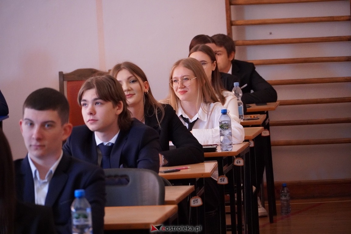 Matura 2024 w Ostrołęce - matematyka, egzamin w ZSZ nr 2 i II LO [08.05.2024] - zdjęcie #2 - eOstroleka.pl