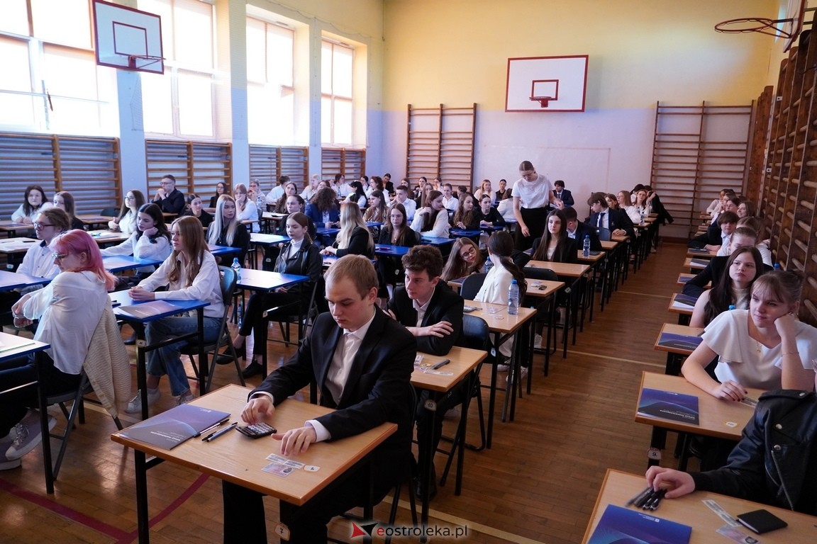 Matura 2024 w Ostrołęce - matematyka, egzamin w ZSZ nr 2 i II LO [08.05.2024] - zdjęcie #1 - eOstroleka.pl