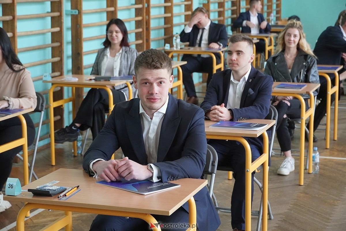 Matura 2024 w Ostrołęce - matematyka, egzamin w ZSZ nr 2 i II LO [08.05.2024] - zdjęcie #106 - eOstroleka.pl