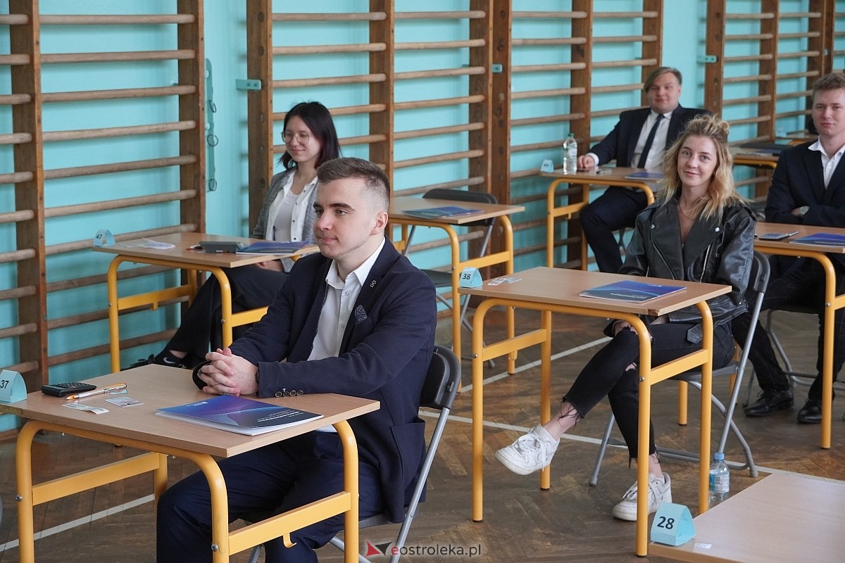 Matura 2024 w Ostrołęce - matematyka, egzamin w ZSZ nr 2 i II LO [08.05.2024] - zdjęcie #104 - eOstroleka.pl