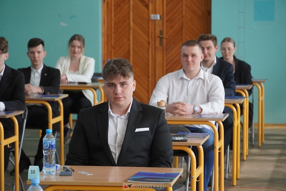 Matura 2024 w Ostrołęce - matematyka, egzamin w ZSZ nr 2 i II LO [08.05.2024] - zdjęcie #102 - eOstroleka.pl