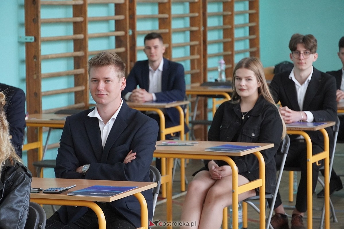 Matura 2024 w Ostrołęce - matematyka, egzamin w ZSZ nr 2 i II LO [08.05.2024] - zdjęcie #101 - eOstroleka.pl