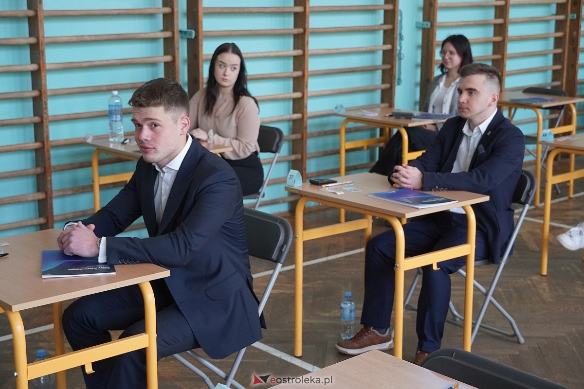 Matura 2024 w Ostrołęce - matematyka, egzamin w ZSZ nr 2 i II LO [08.05.2024] - zdjęcie #100 - eOstroleka.pl
