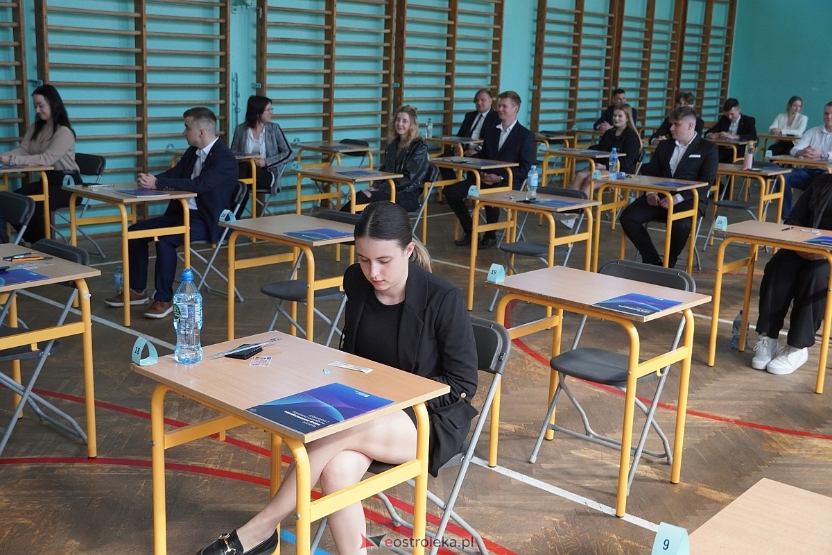 Matura 2024 w Ostrołęce - matematyka, egzamin w ZSZ nr 2 i II LO [08.05.2024] - zdjęcie #99 - eOstroleka.pl